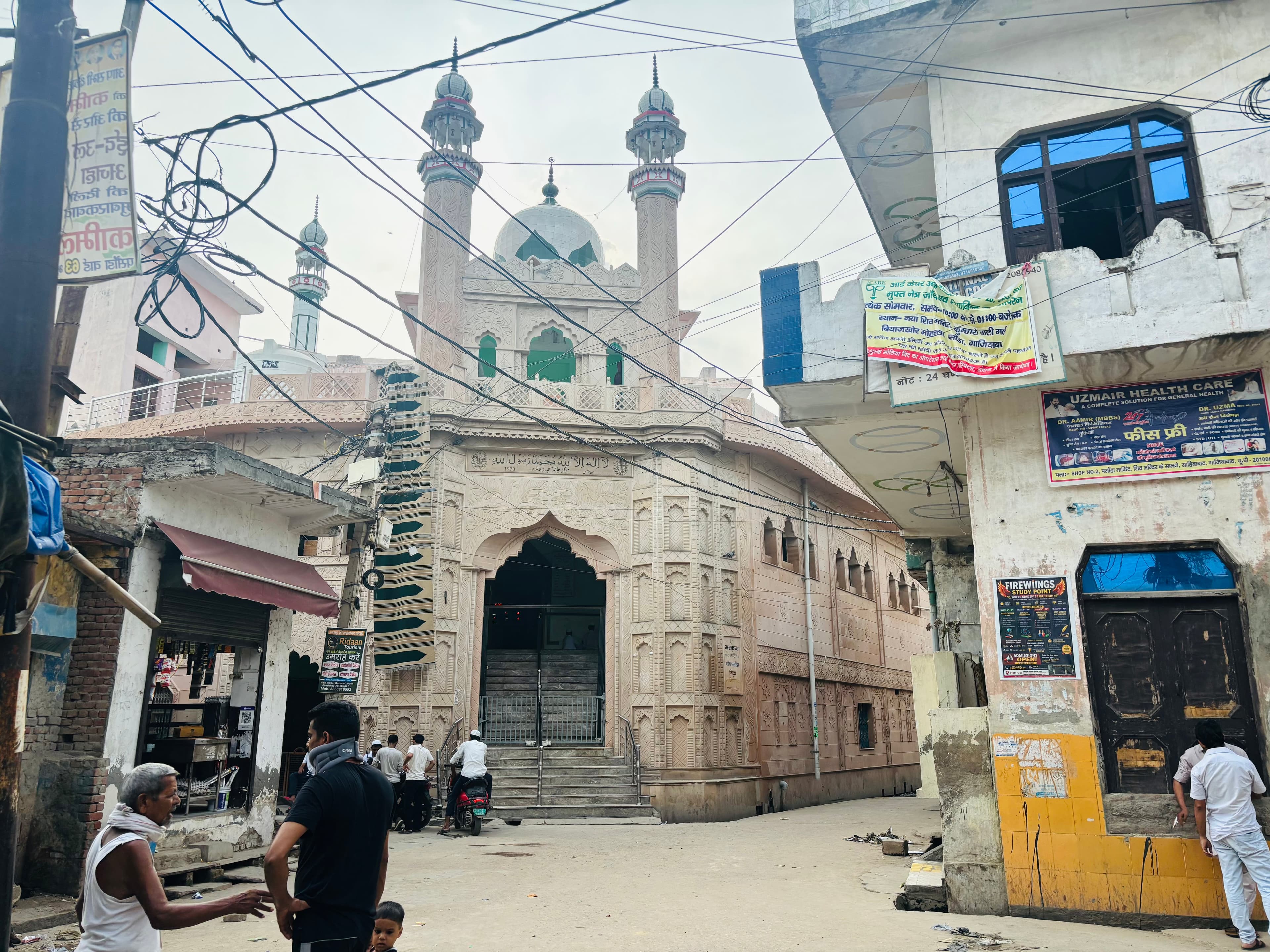 Chand Masjid ilaqe ka ek aham deeni markaz hai. Yahan se Jamaat…